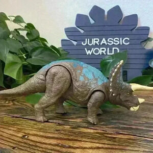 Jurassic World Sound Strike Triceratops